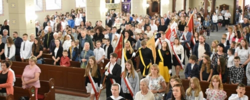 Fotorelacja z Mszy Św. w kościele parafialnym i zakończenia klas ósmych w Centrum Kultury i Biblioteki.