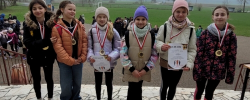 Gminne Igrzyska Dzieci w drużynowych biegach przełajowych dziewcząt młodszych