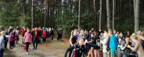 Powiatowe Igrzyska Dzieci  w sztafetowych biegach przełajowych dziewcząt