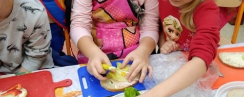 Dzieci z oddziałów przedszkolnych robiły samodzielnie zdrowe i smaczne kanapki