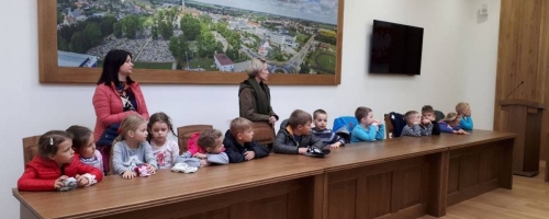 Przedszkolaki ze Szkoły Podstawowej im Jana Pawła II w Brusach odwiedziły Urząd Gminy