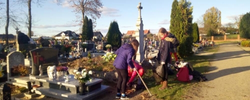 Szkolny Klub Wolontariatu pomaga w porządkach na cmentarzu