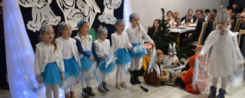 Występ przedszkolaków ze Szkoły Podstawowej nr 1 im. Jana Pawła II dla wspólnot w parafii Brusy