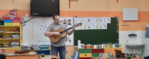 Przedszkolaki ze Szkoły Podstawowej nr I im. Jana Pawła II  w Brusach poznały instrumenty muzyczne