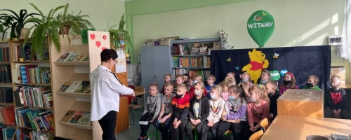 Pasowanie na czytelnika w Szkole Podstawowej nr 1 im. Jana Pawła II w Brusach