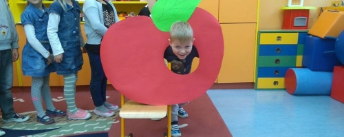 Przedszkolaki świętują Dzień Jabłka