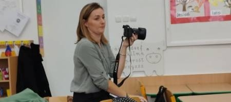 Przedszkolaki poznają zawód fotografa