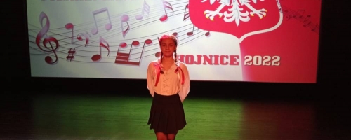 Bianka Ostrowska i jej muzyczny talent. Gratulujemy sukcesu w konkursach patriotycznych.