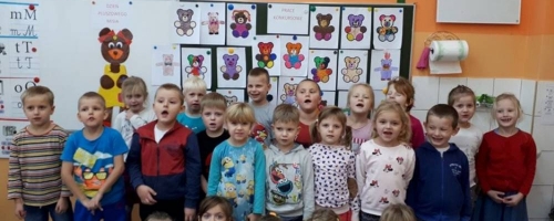 Dzieci z oddziału przedszkolnego świętują Dzień Pluszowego Misia